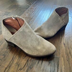 Lucky Brand Brekke Ankle Booties Suede Leather Tan Greige 12W Wide